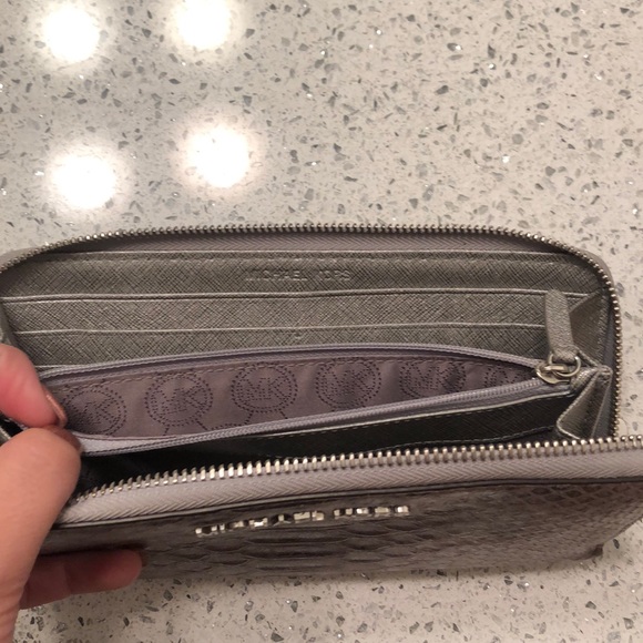Silver Michael Kors Wallet - Picture 4 of 5